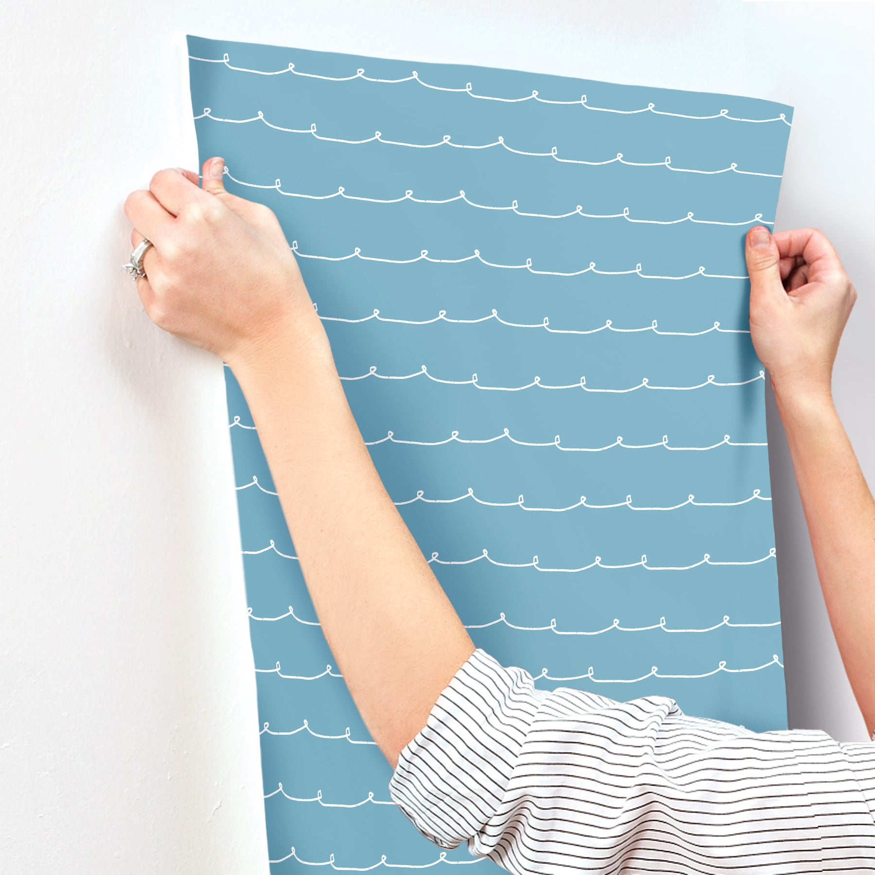 wiggle-line-blue-stripe-wallpaper-york-wallcoverings-4203-27572 - York Wallcoverings Papel pintado
