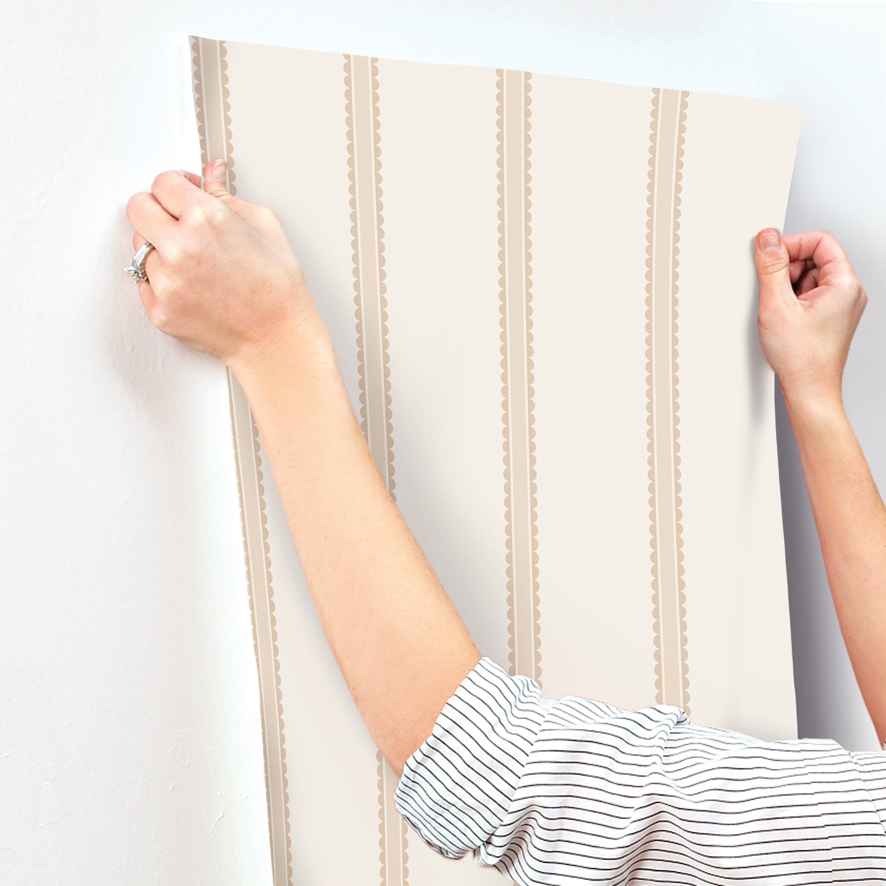 bobbin-stripe-light-brown-scalloped-wallpaper-york-wallcoverings-4203-27575 - York Wallcoverings Papel pintado