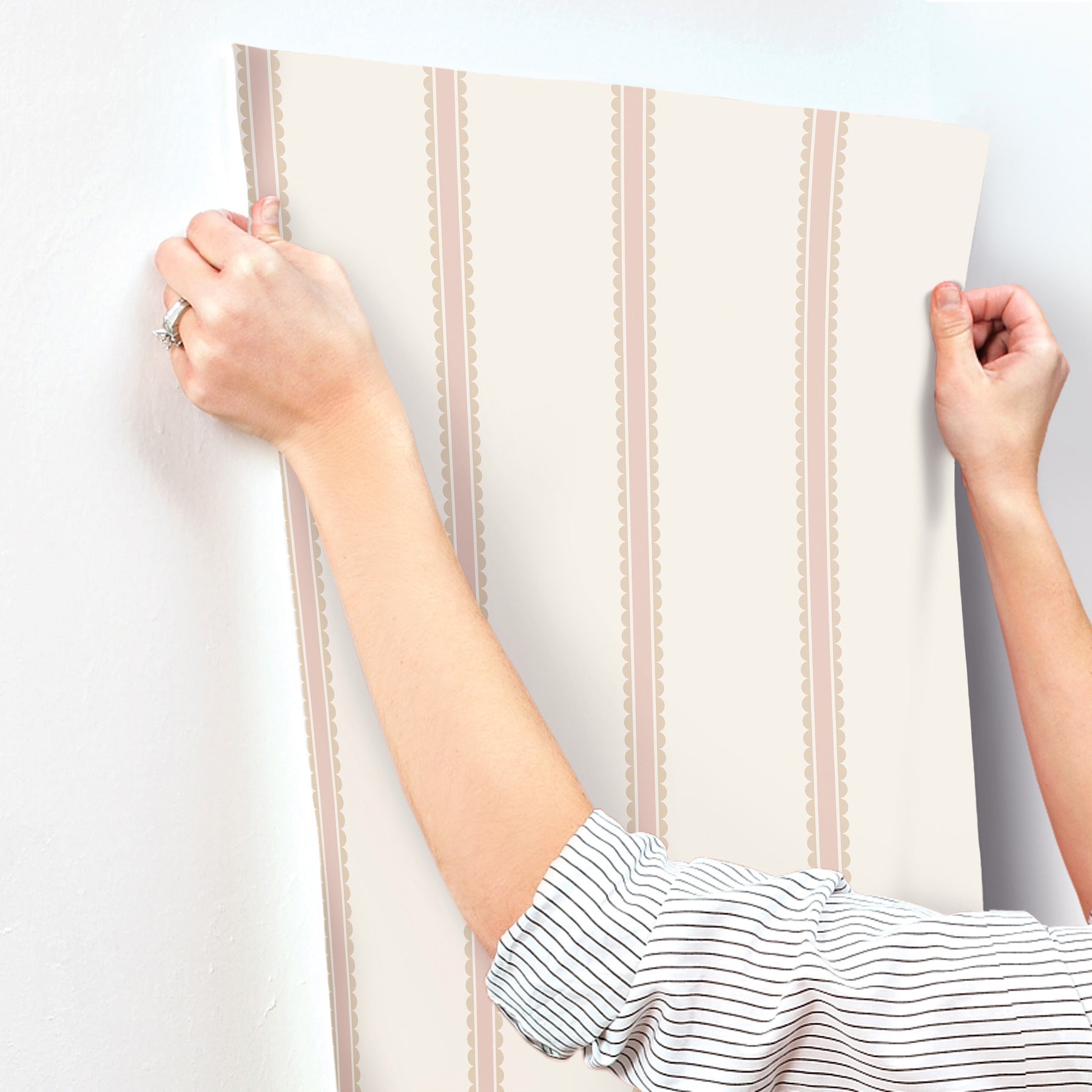 bobbin-stripe-pink-scalloped-wallpaper-york-wallcoverings-4203-27576 - York Wallcoverings Papel pintado