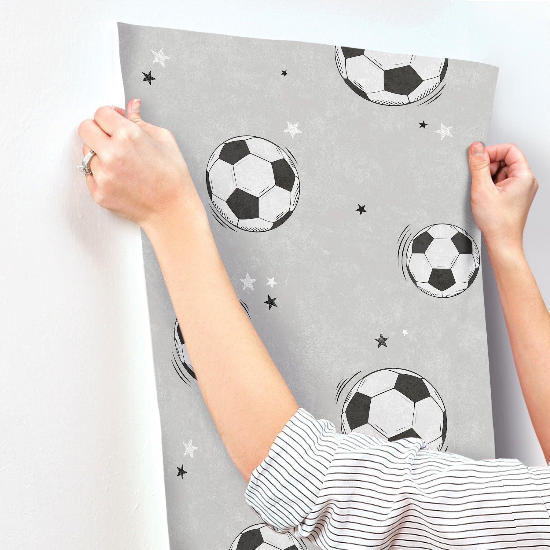 footballs-grey-soccer-wallpaper-york-wallcoverings-4203-27590 - York Wallcoverings Papel pintado