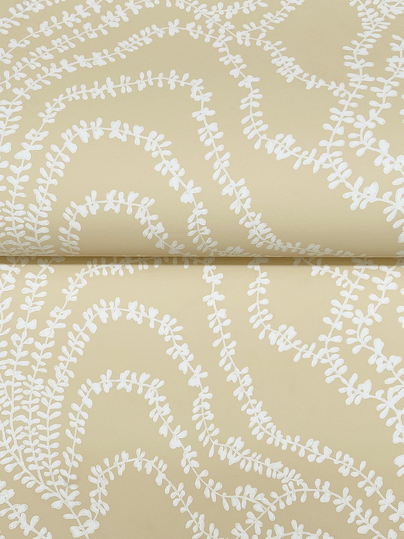 string-of-pearls-butter-vine-wallpaper-york-wallcoverings-vr1515