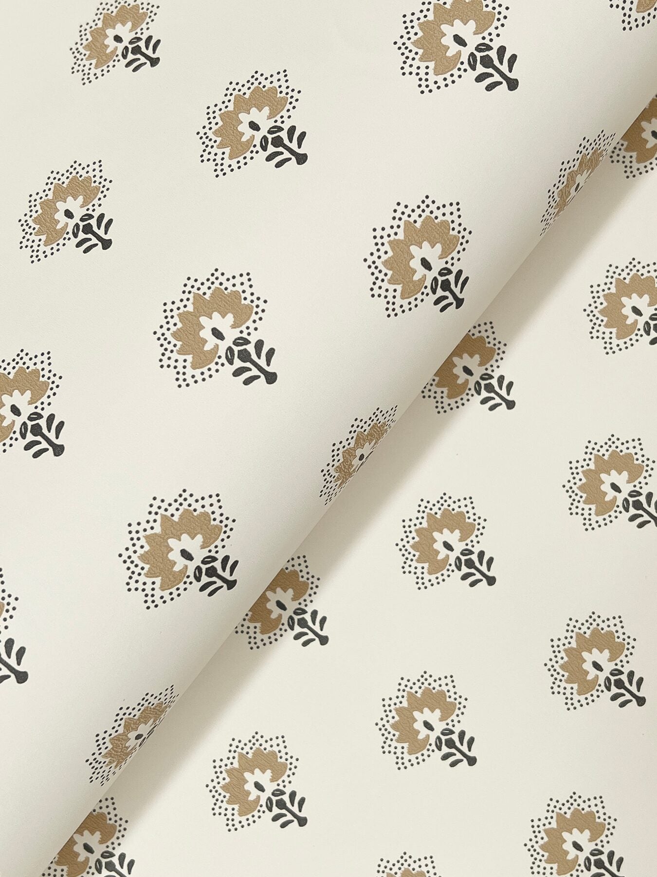 hilda-butter-floral-medallion-wallpaper-york-wallcoverings-4199-83754 - York Wallcoverings Wallpaper