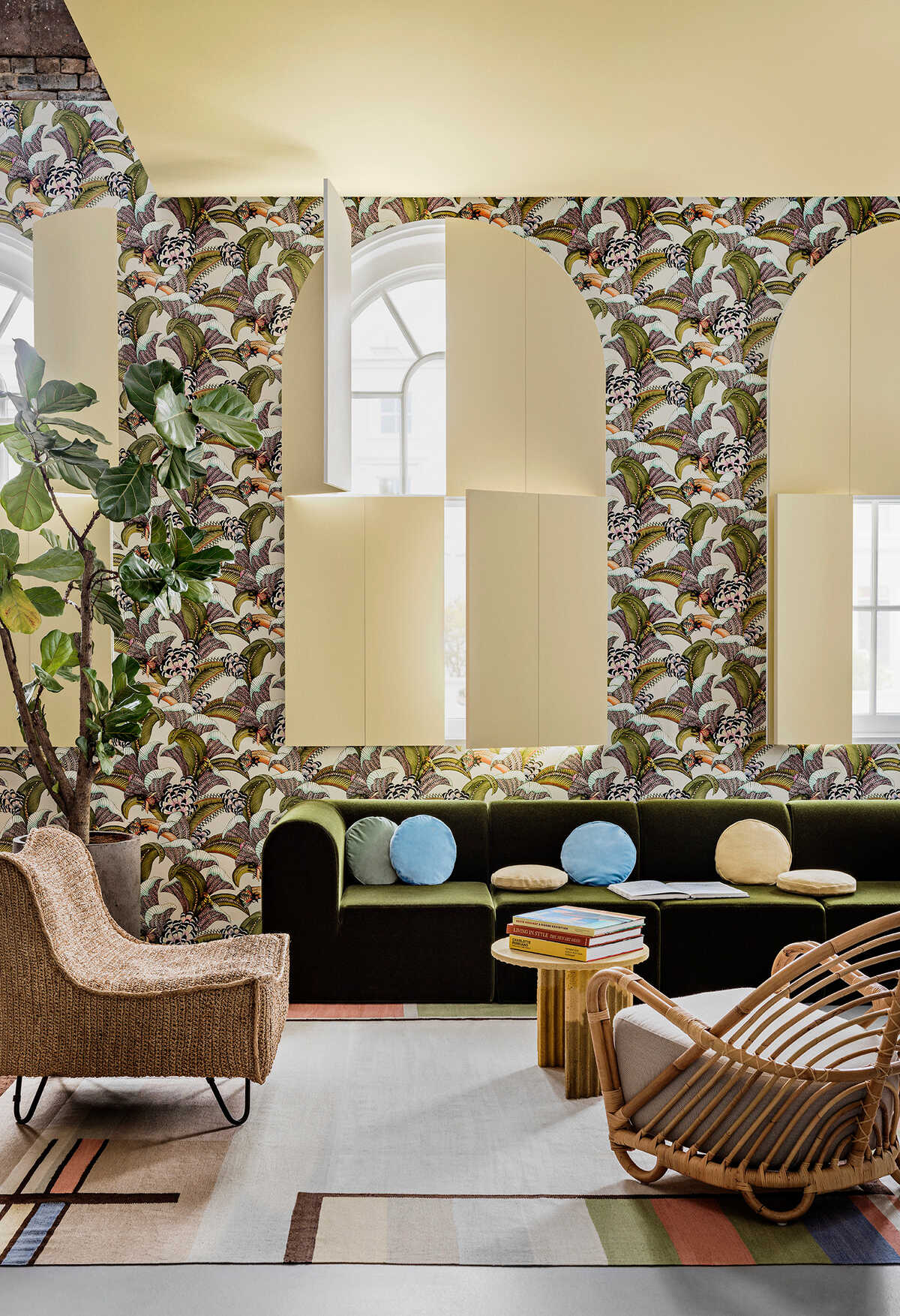 Hoopoe Leaves - Olive/Chart/Fuchsia On Cream - COLE & SON Wallpaper