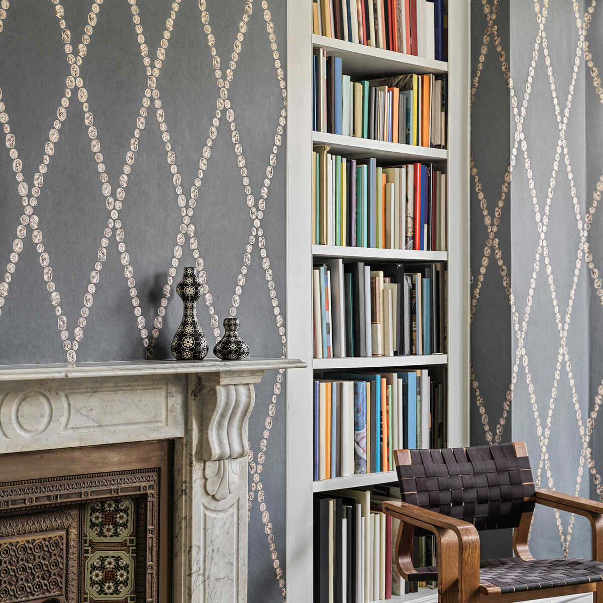 Cammei - Silver On Ink - COLE & SON Wallpaper