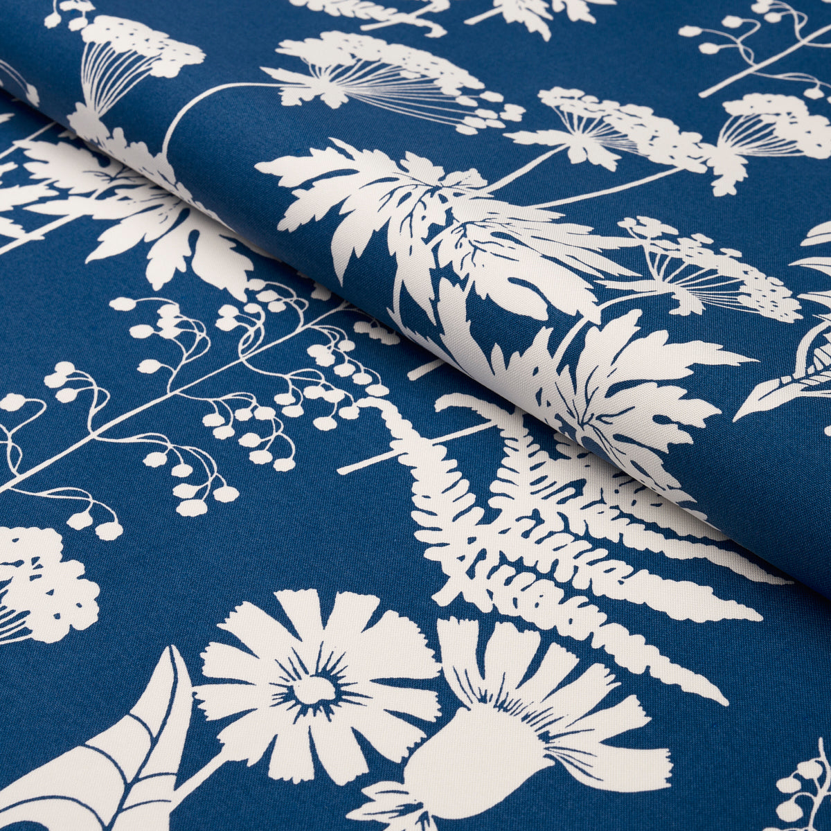 SPRING-FLORAL-INDOOR-OUTDOOR-NAVY-SCHUMACHER-180220 - Schumacher Fabric