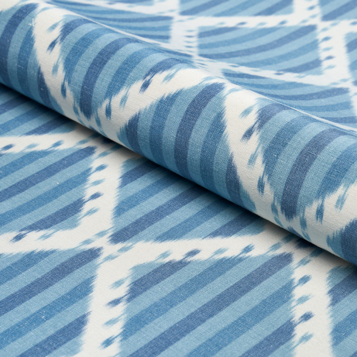 KAI-STRIPED-IKAT-BLUE-SCHUMACHER-181290 - Schumacher Tela
