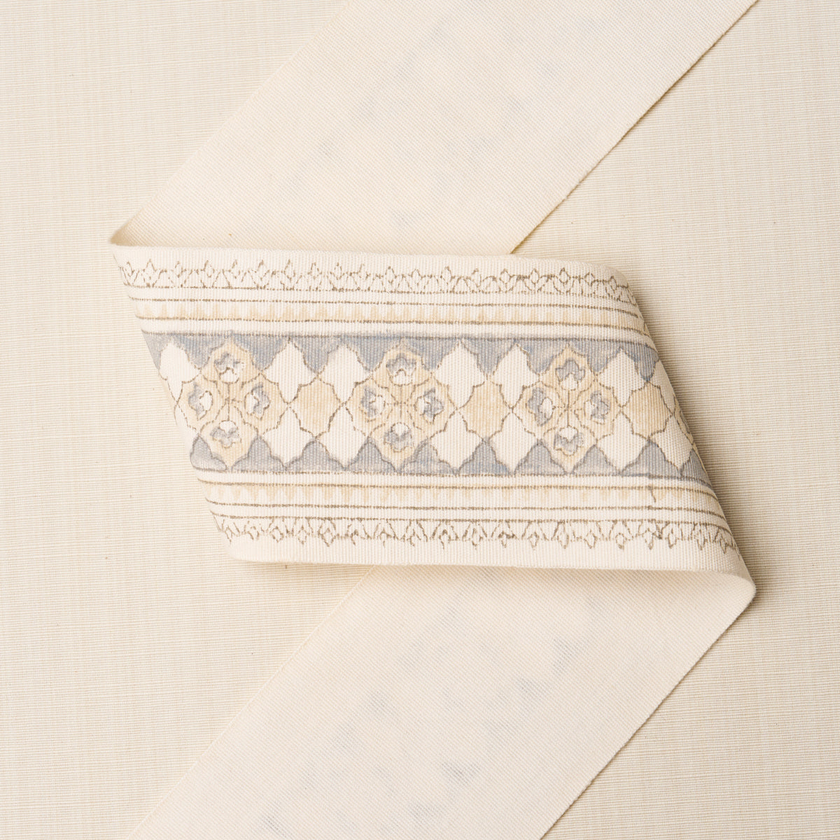AMIRA-HAND-BLOCK-PRINTED-TAPE-SAND-GREY-SCHUMACHER-181371 - Schumacher Trim