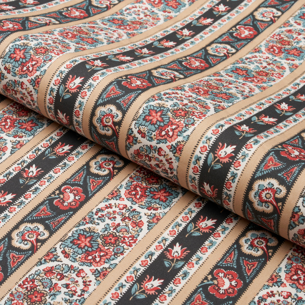 INES-PAISLEY-ROUGE-NOIR-SCHUMACHER-181750 - Schumacher Fabric