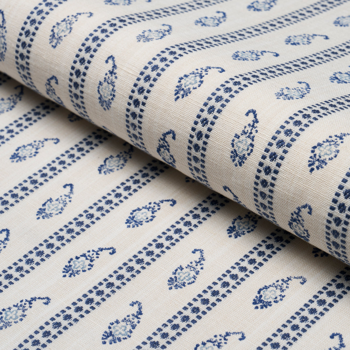 EDDIE-WOVEN-HAND-BLOCK-PRINT-BLUE-SCHUMACHER-182020 - Schumacher Tela