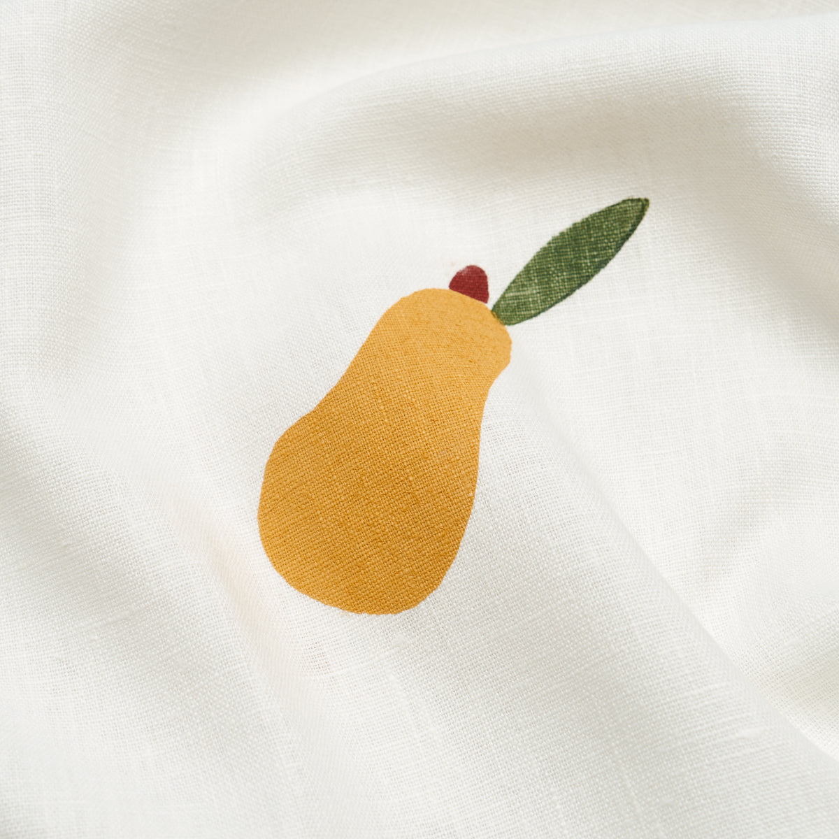 PEARS-HAND-BLOCK-PRINT-GREEN-AND-OCHRE-ON-WHITE-SCHUMACHER-182390 - Schumacher Tela