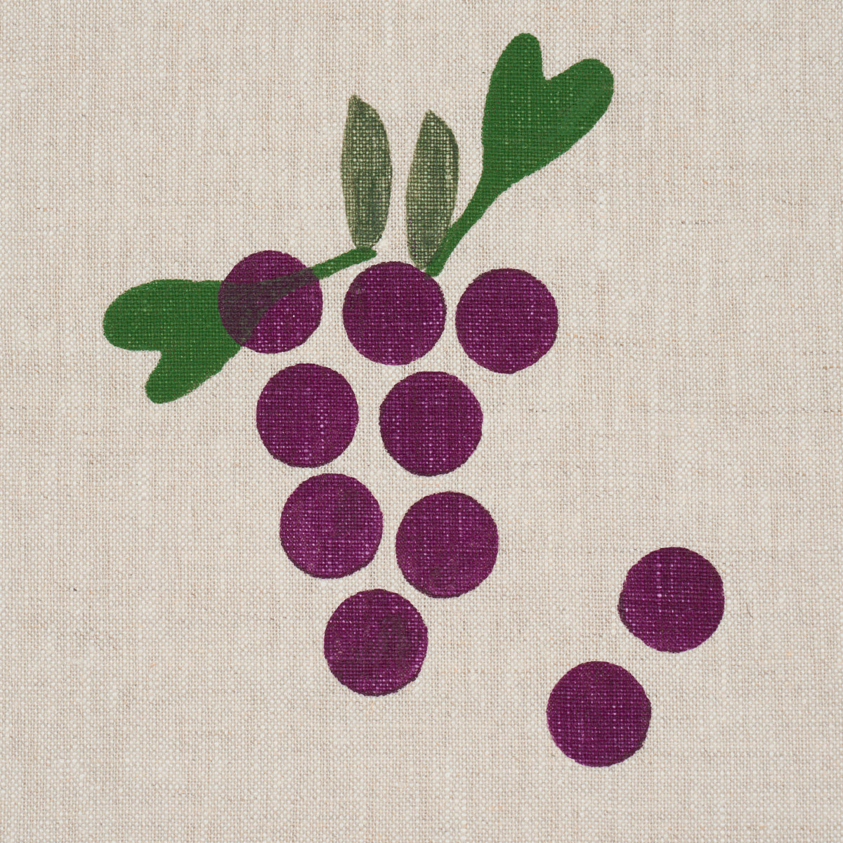 GRAPES-HAND-BLOCK-PRINT-PURPLE-ON-NATURAL-SCHUMACHER-182420 - Schumacher Tela