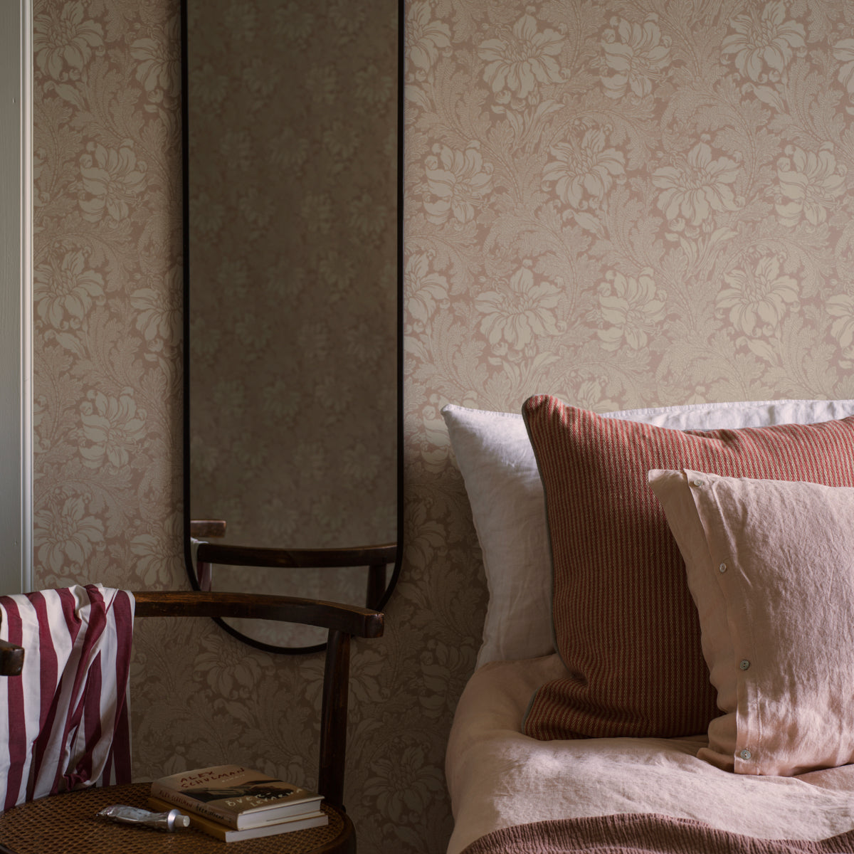 ACANTHUS-GARDEN-BLUSH-SCHUMACHER-2009
