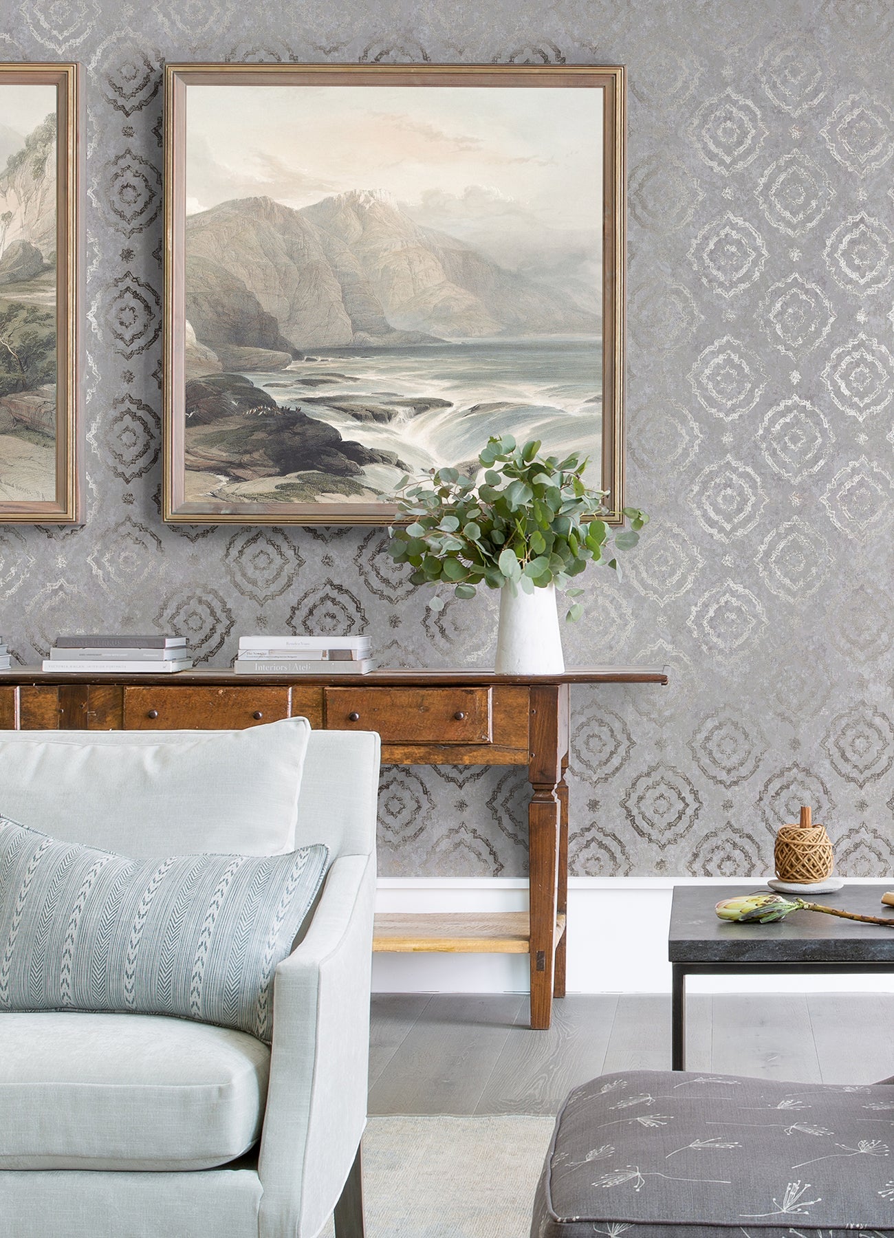 uma-platinum-medallion-wallpaper-silver-york-wallcoverings-2976-86425