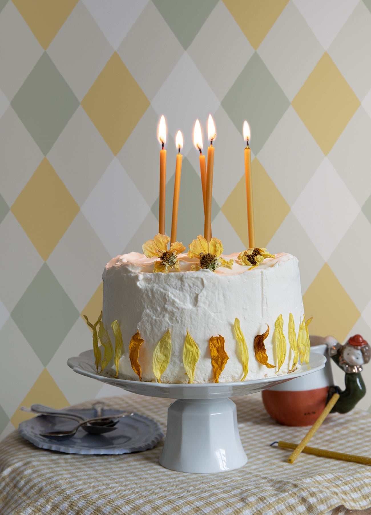 kalas-mustard-diamond-wallpaper-light-grey-york-wallcoverings-4111-63031