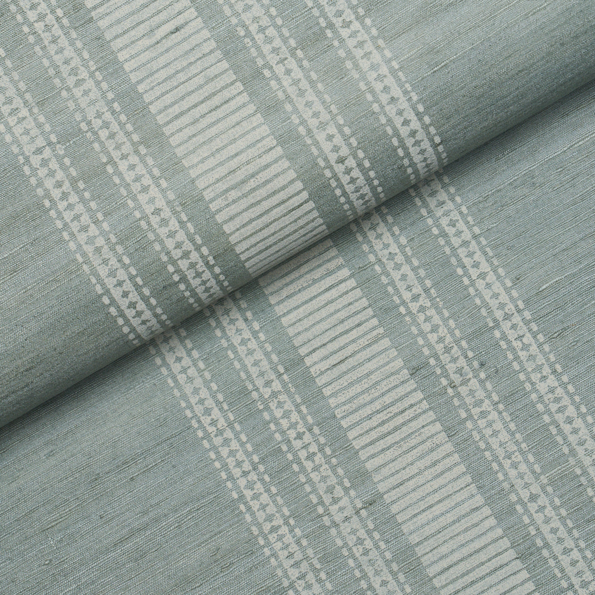 CASSIA-SILK-STRIPE-WALLCOVERING-SKY-SCHUMACHER-5017452