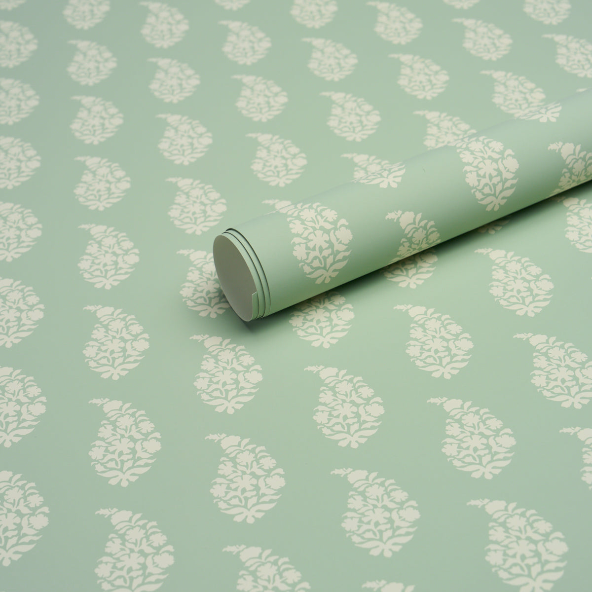 Schumacher Kaia Paisley wallpaper in Celadon, 5018491 — view 5 - Schumacher Wallpaper
