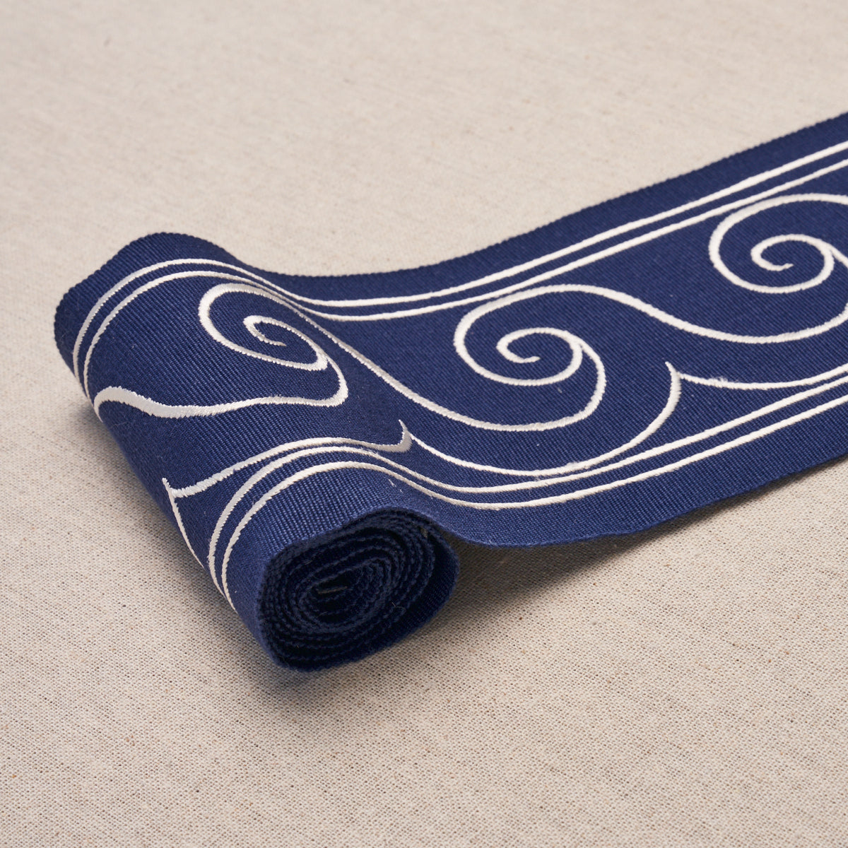 GREEK-WAVES-TRIM-WHITE-ON-NAVY-SCHUMACHER-70753 - Schumacher Trim