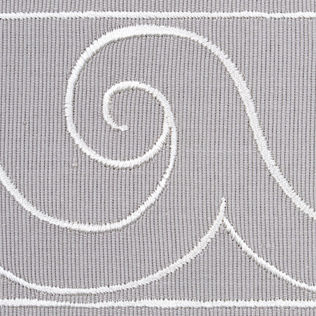 GREEK-WAVES-TRIM-WHITE-ON-GREY-SCHUMACHER-70754 - Schumacher Recortar