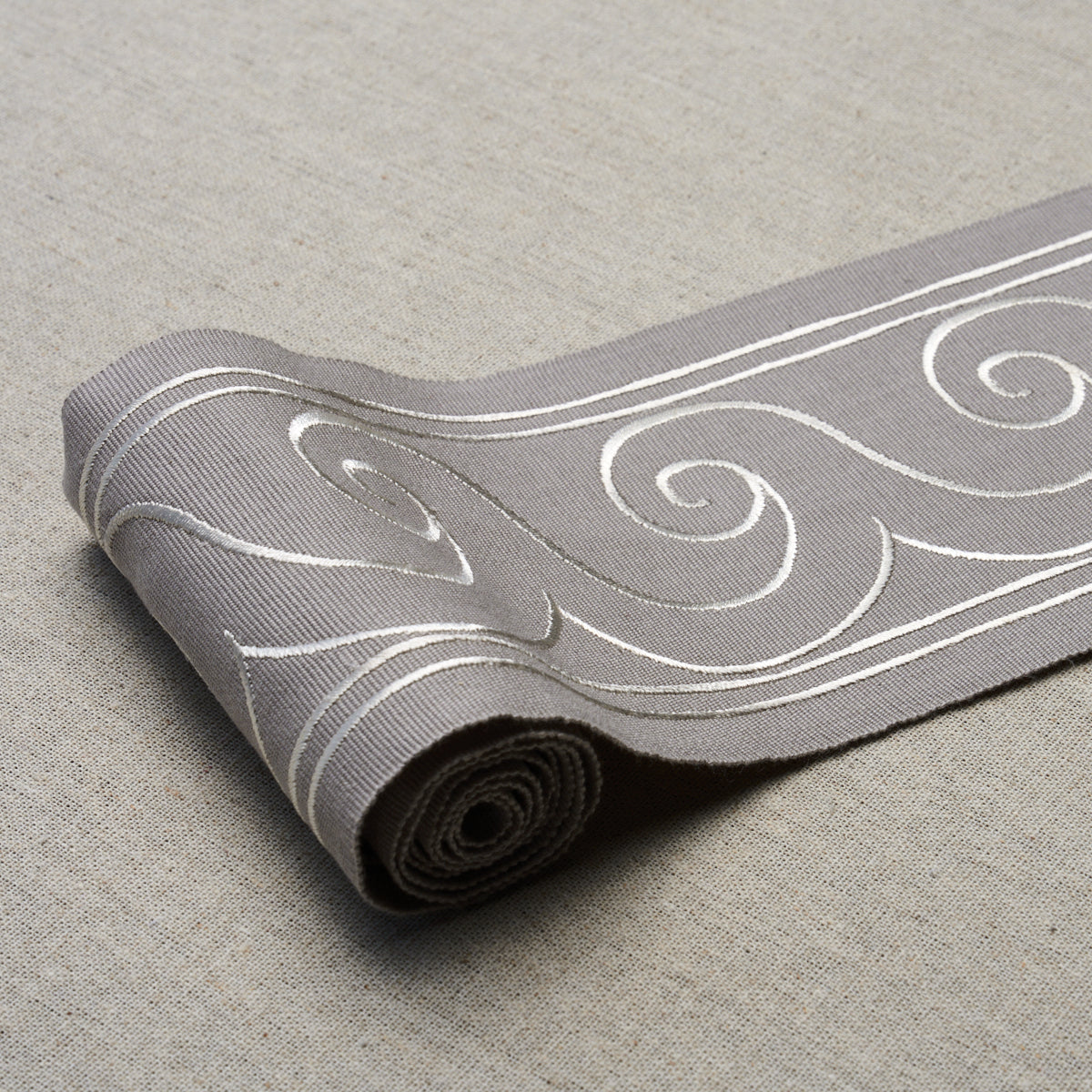GREEK-WAVES-TRIM-WHITE-ON-GREY-SCHUMACHER-70754 - Schumacher Recortar