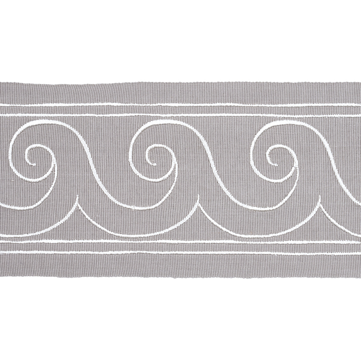 GREEK-WAVES-TRIM-WHITE-ON-GREY-SCHUMACHER-70754 - Schumacher Recortar