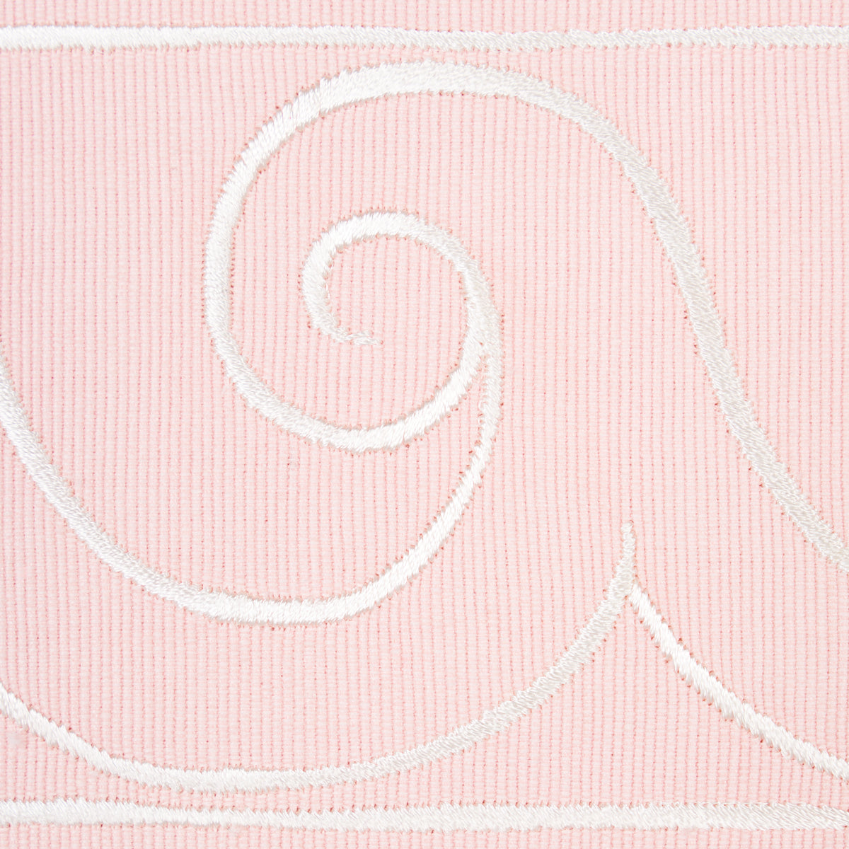 GREEK-WAVES-TRIM-WHITE-ON-BLUSH-SCHUMACHER-70755 - Schumacher Recortar