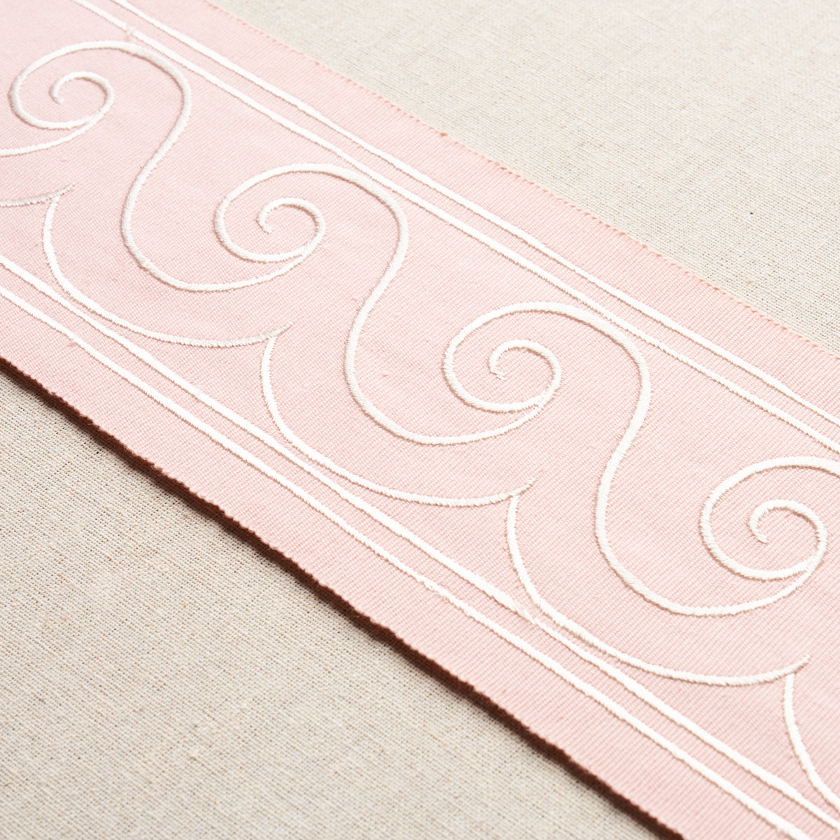 GREEK-WAVES-TRIM-WHITE-ON-BLUSH-SCHUMACHER-70755 - Schumacher Recortar