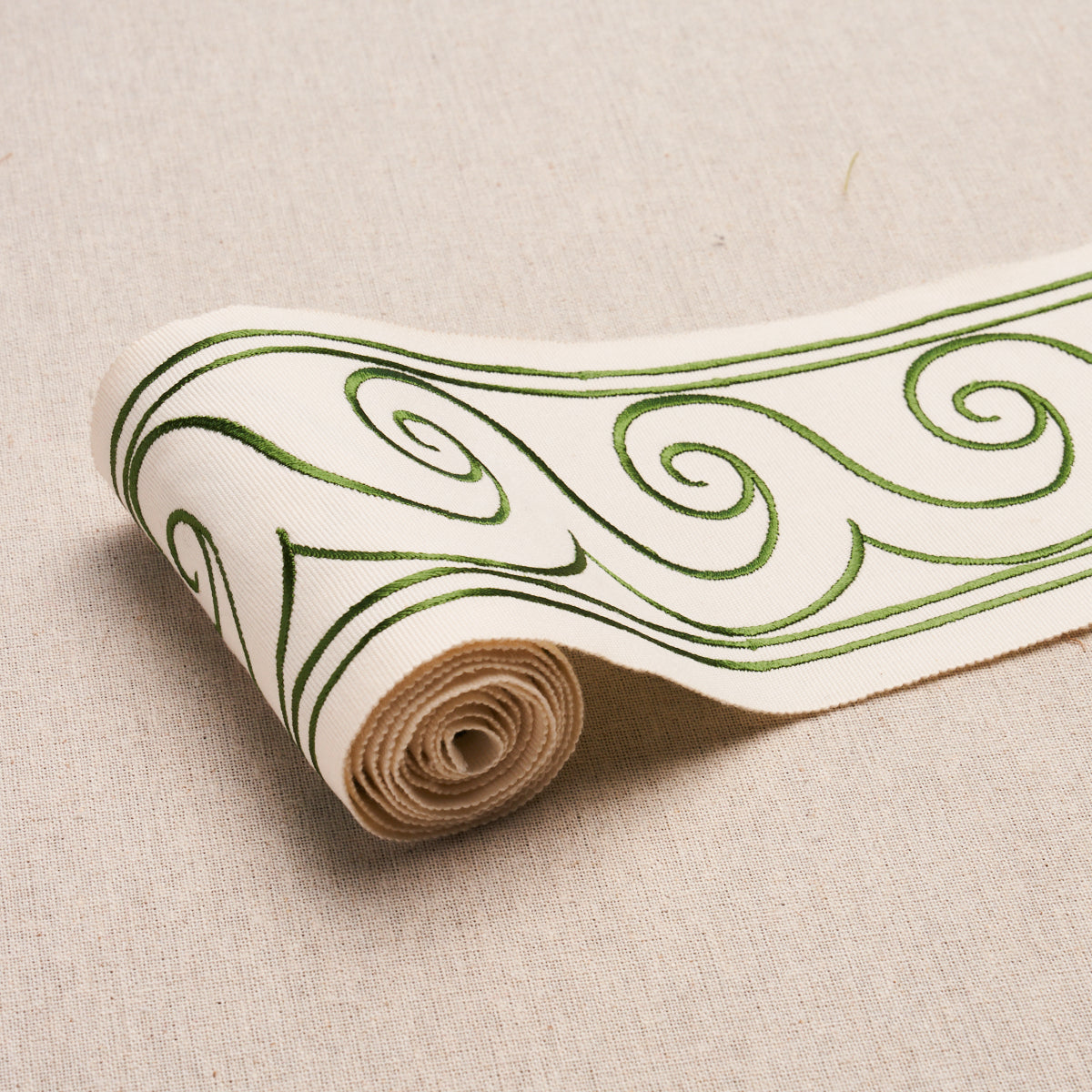GREEK-WAVES-TRIM-GREEN-ON-IVORY-SCHUMACHER-70756 - Schumacher Recortar