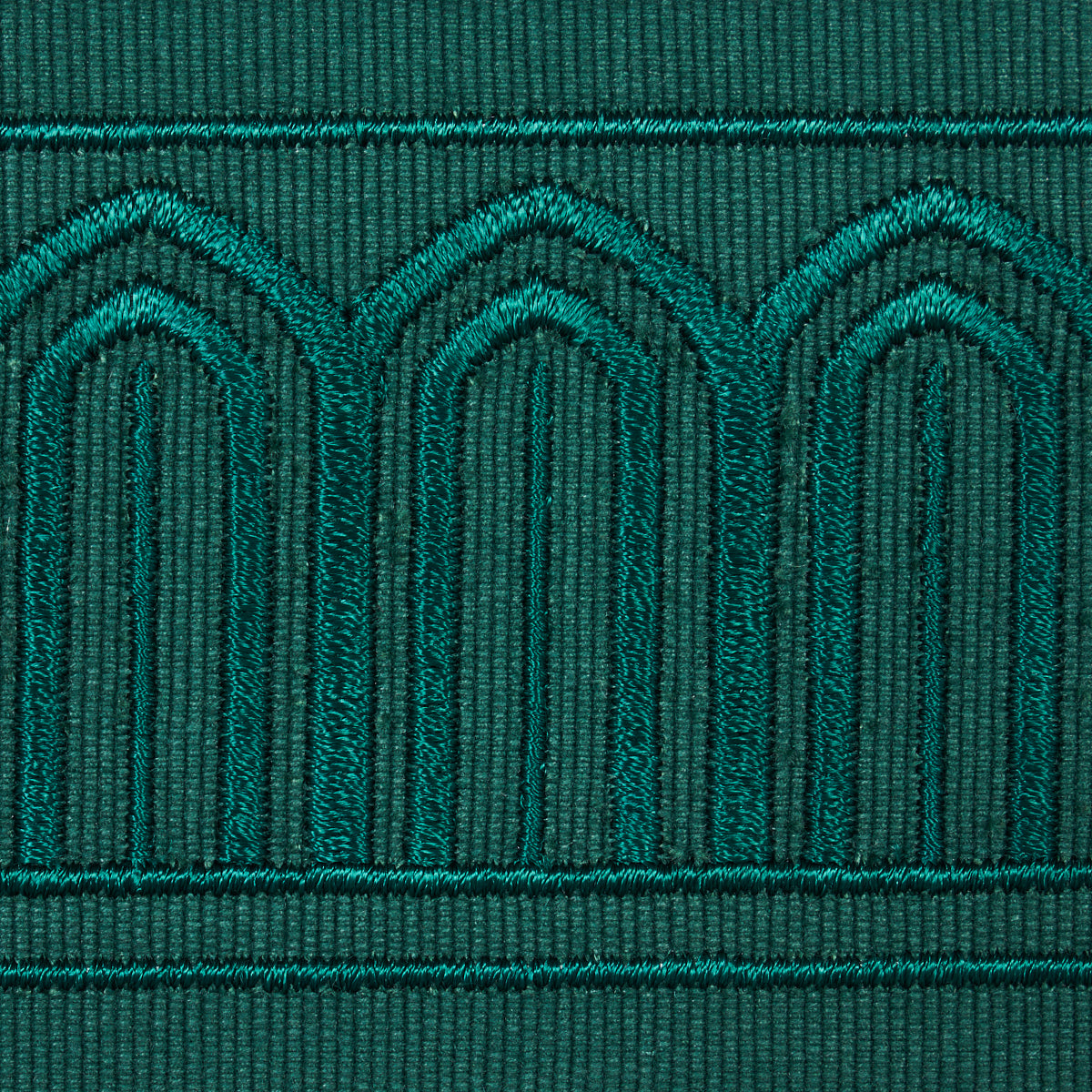 ARCHES-EMBROIDERED-TAPE-MEDIUM-EMERALD-SCHUMACHER-70768 - Schumacher Trim