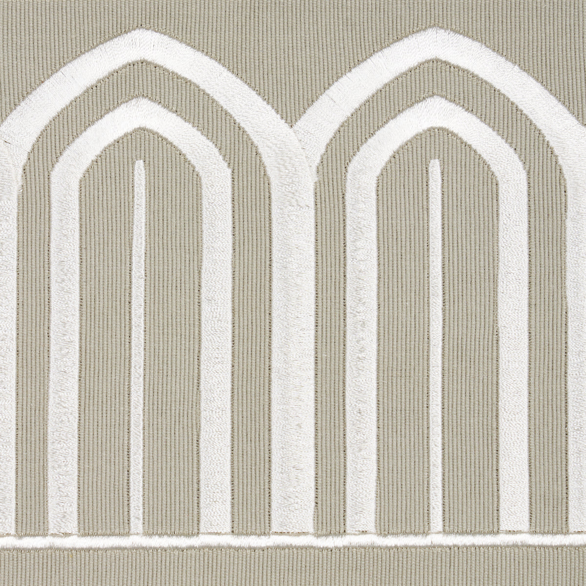 ARCHES-EMBROIDERED-TAPE-WIDE-TAUPE-SCHUMACHER-70776 - Schumacher Recortar
