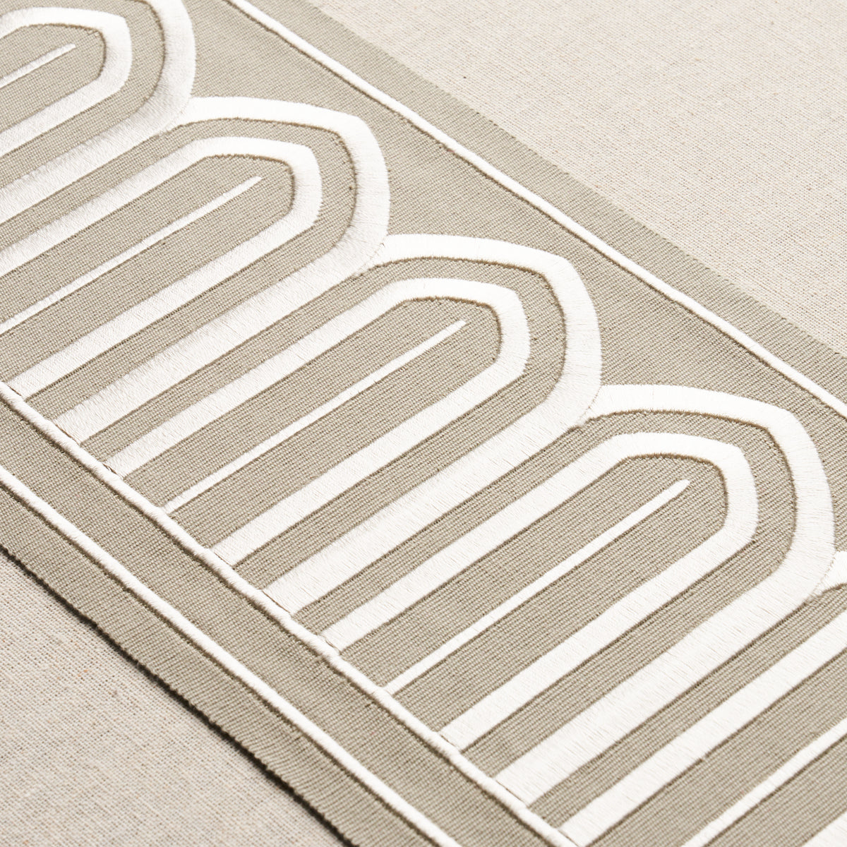 ARCHES-EMBROIDERED-TAPE-WIDE-TAUPE-SCHUMACHER-70776 - Schumacher Recortar