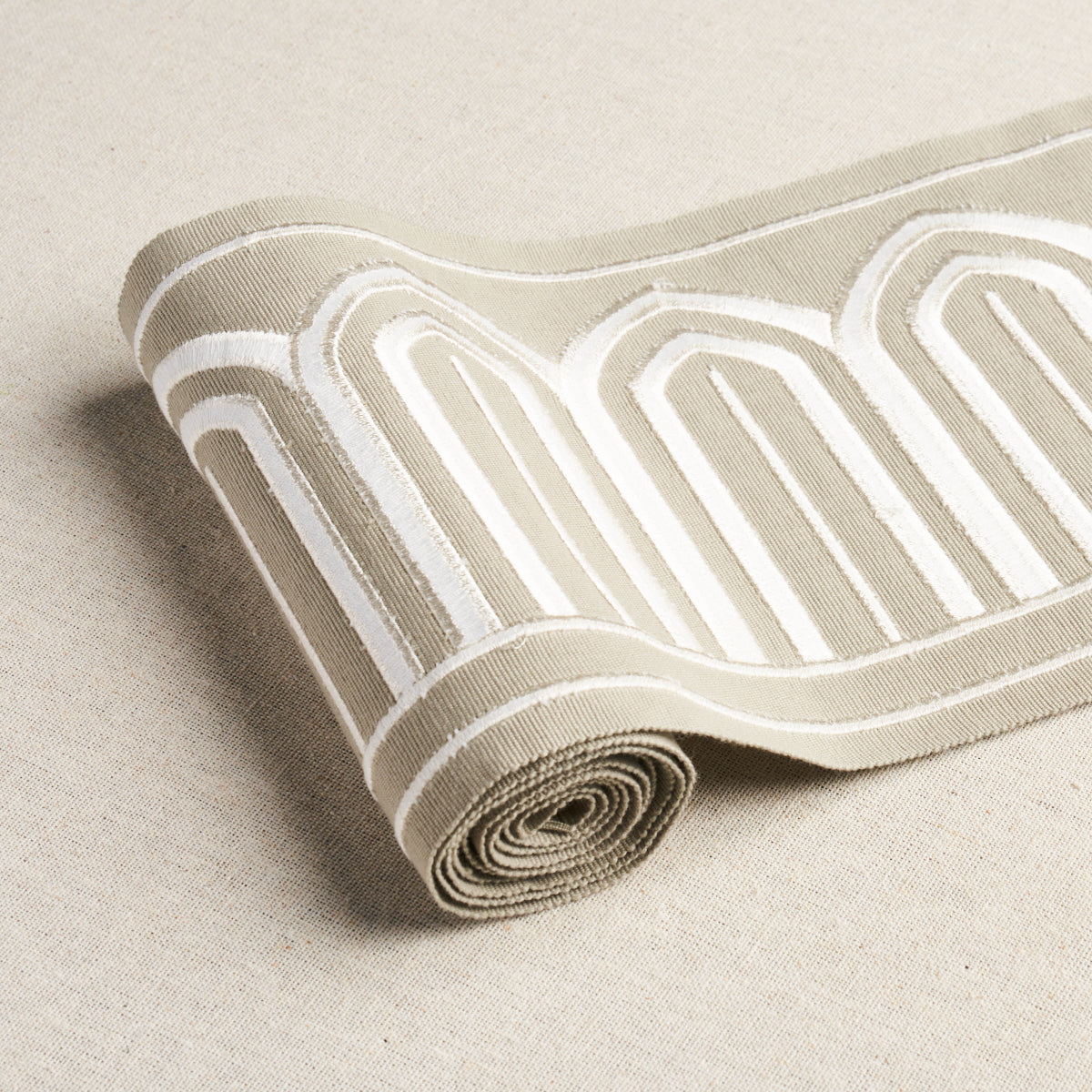 ARCHES-EMBROIDERED-TAPE-WIDE-TAUPE-SCHUMACHER-70776 - Schumacher Recortar