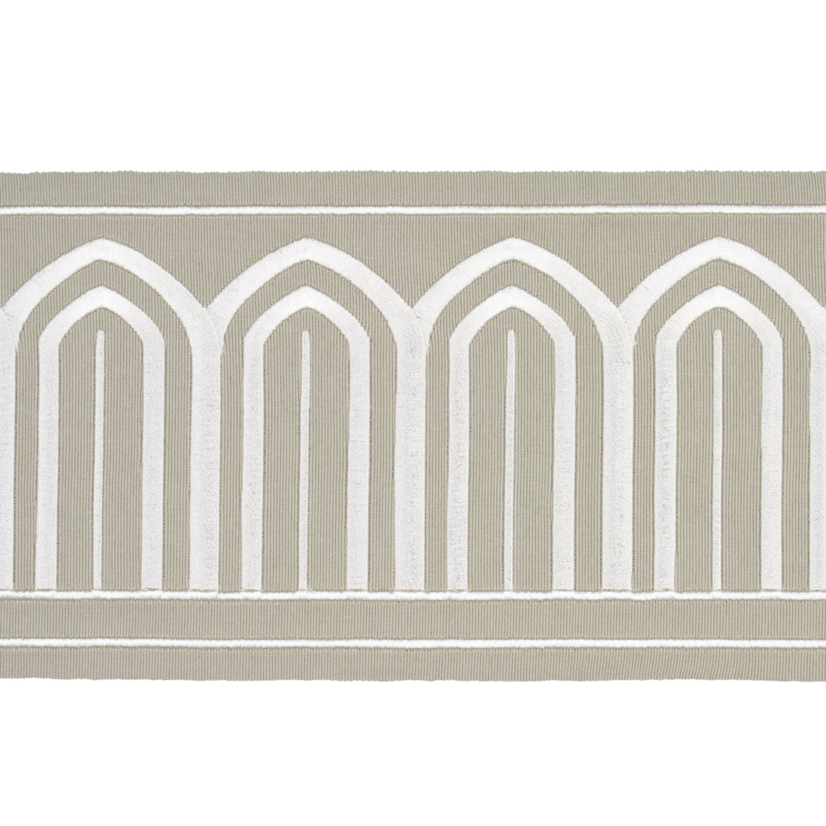 ARCHES-EMBROIDERED-TAPE-WIDE-TAUPE-SCHUMACHER-70776 - Schumacher Recortar