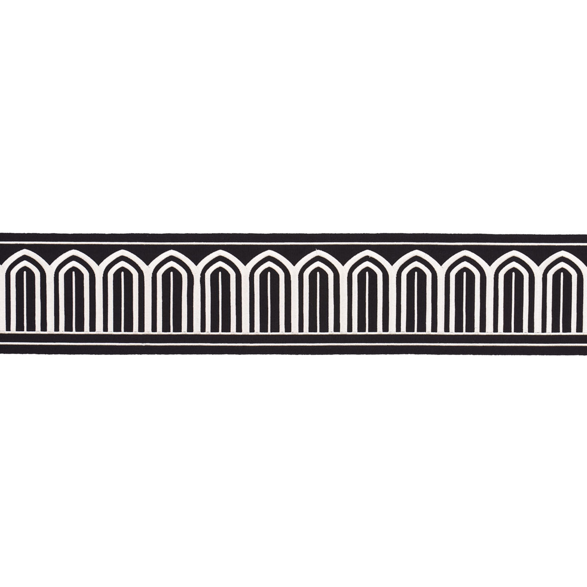 ARCHES-EMBROIDERED-TAPE-WIDE-WHITE-ON-BLACK-SCHUMACHER-70777 - Schumacher Recortar