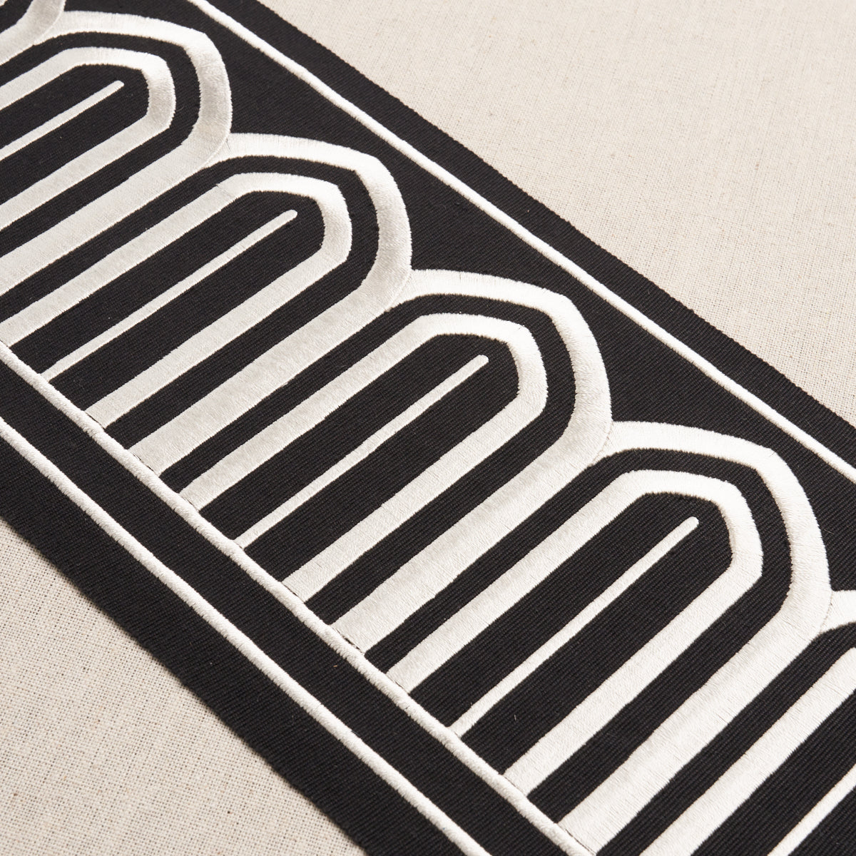 ARCHES-EMBROIDERED-TAPE-WIDE-WHITE-ON-BLACK-SCHUMACHER-70777 - Schumacher Recortar