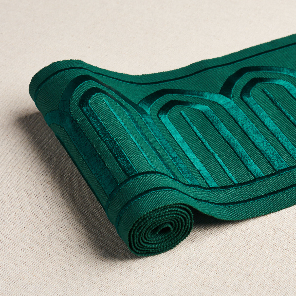 ARCHES-EMBROIDERED-TAPE-WIDE-EMERALD-SCHUMACHER-70779 - Schumacher Recortar