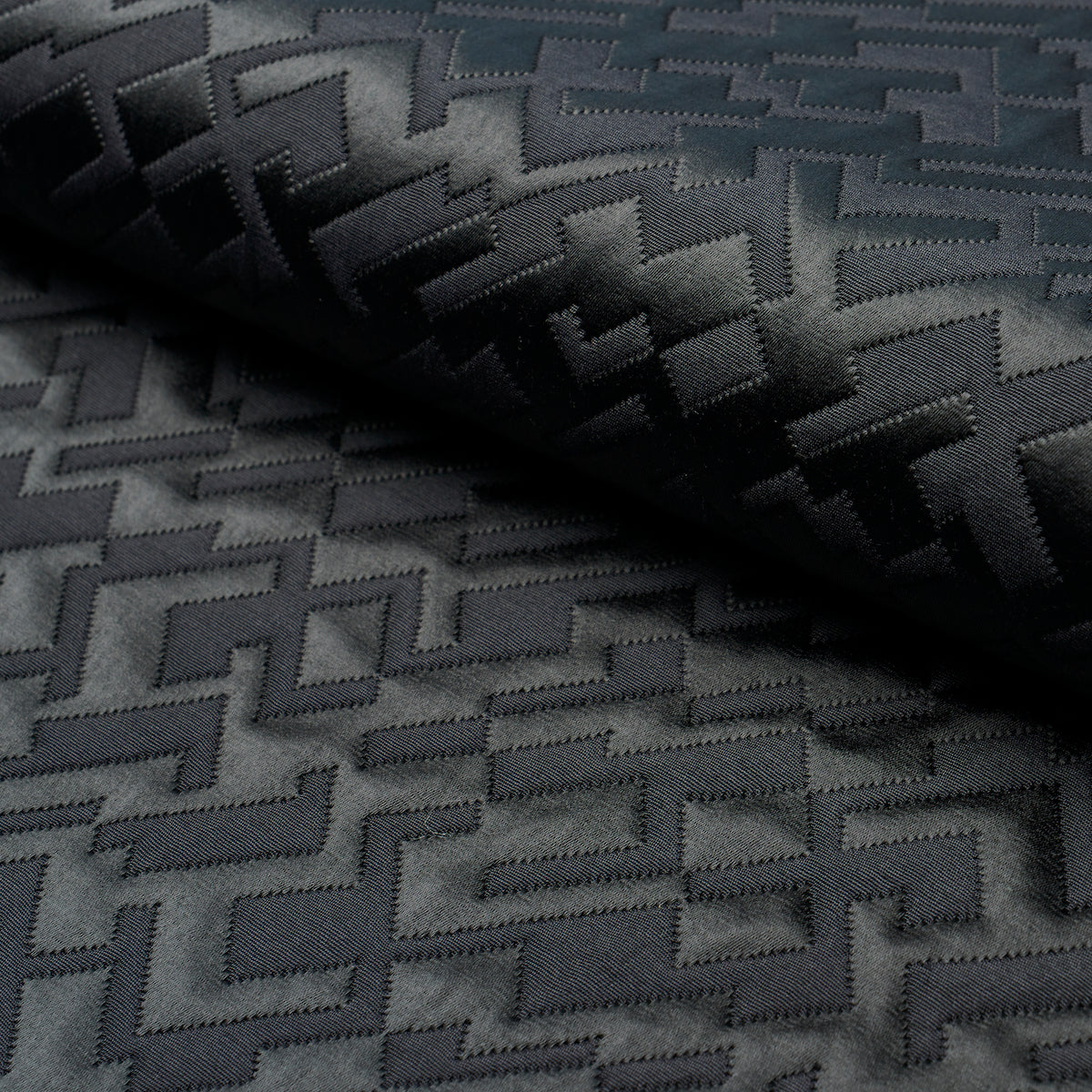 SALON-MATELASS-SATIN-EBONY-SCHUMACHER-71190