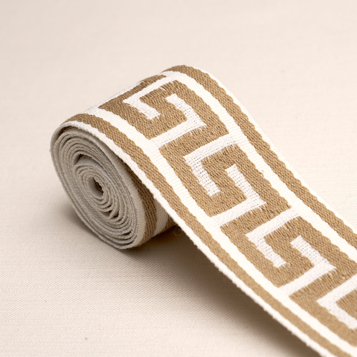 GANTON-TAPE-INDOOR-OUTDOOR-BROWN-SCHUMACHER-72399 - Schumacher Recortar