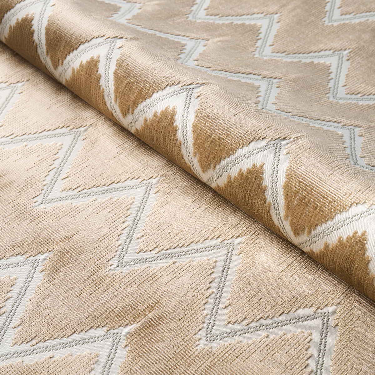 CHEVRON-VELVET-GOLD-SCHUMACHER-72845 - Schumacher Tela