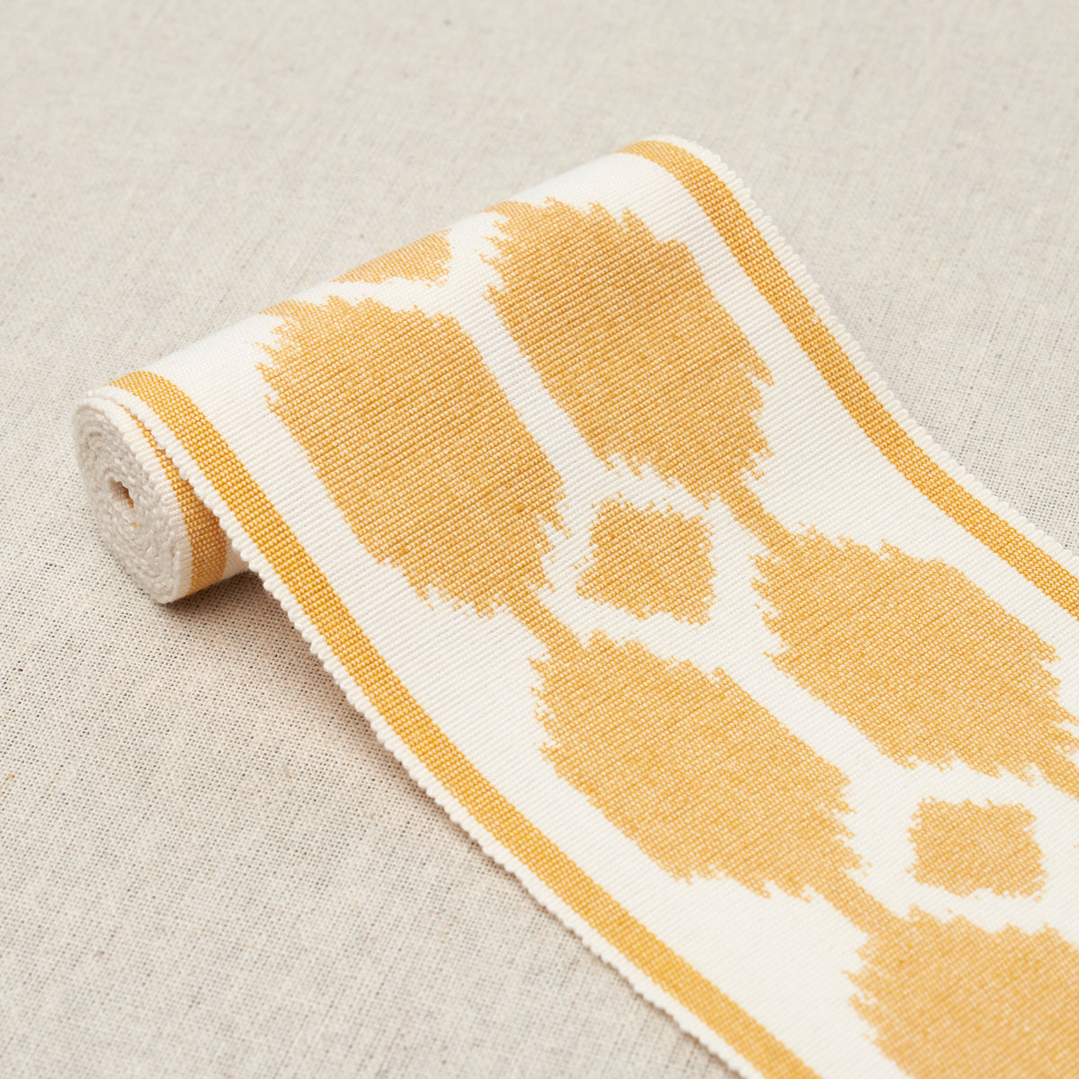 TELIA-TAPE-OCHRE-SCHUMACHER-73696 - Schumacher Recortar