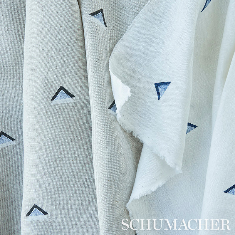 OVERLAPPING-TRIANGLES-HAND-PRINT-NAVY-WHITE-SCHUMACHER-74021 - Schumacher Tela
