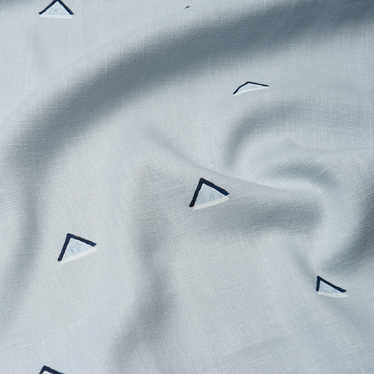 OVERLAPPING-TRIANGLES-HAND-PRINT-NAVY-AND-WHITE-ON-SKY-SCHUMACHER-74022 - Schumacher Tela