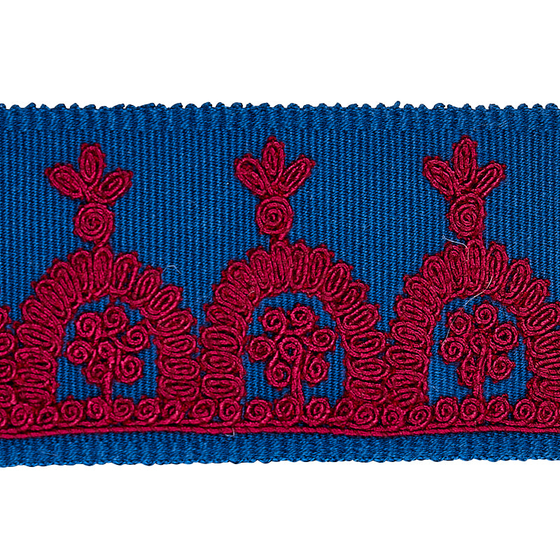 NOELIA-EMBROIDERED-TAPE-RED-ON-BLUE-SCHUMACHER-74156 - Schumacher Recortar