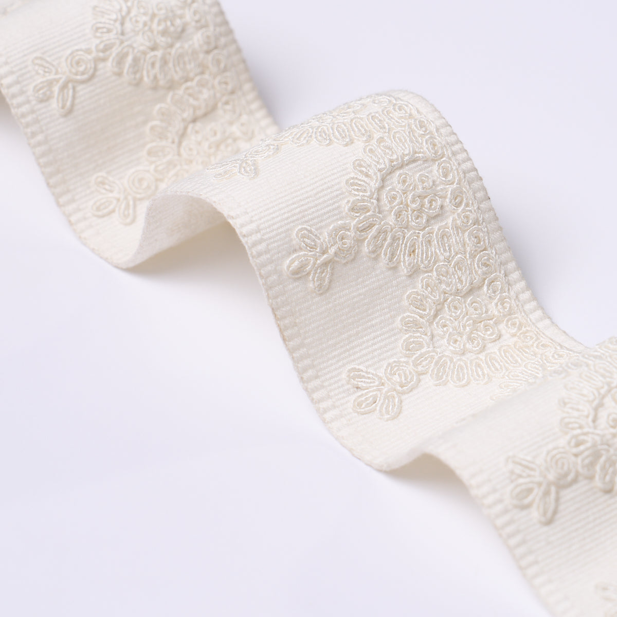 NOELIA-EMBROIDERED-TAPE-WHITE-SCHUMACHER-74158 - Schumacher Recortar