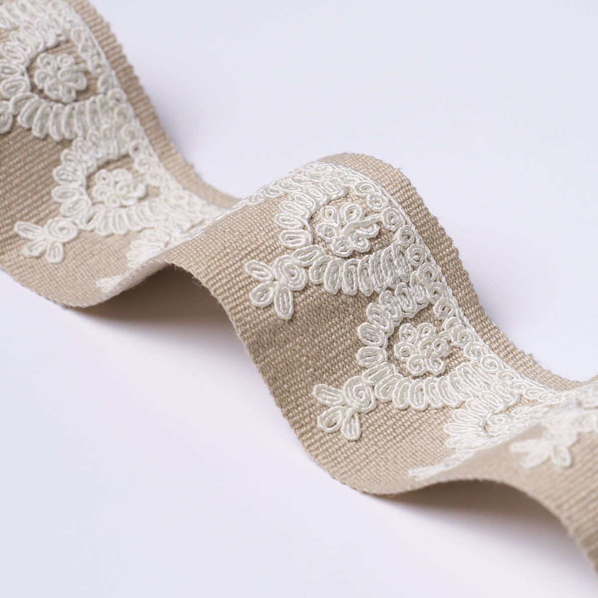 NOELIA-EMBROIDERED-TAPE-NATURAL-SCHUMACHER-74159 - Schumacher Recortar