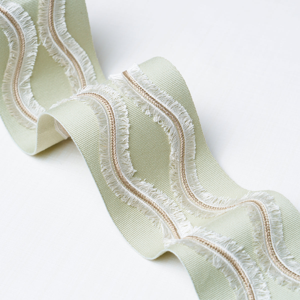 OGEE-EMBROIDERED-TAPE-SEAGLASS-SCHUMACHER-74335 - Schumacher Recortar