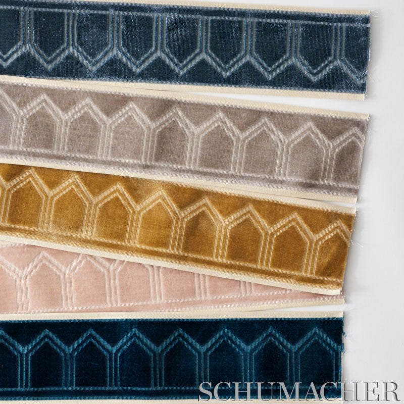 VIZIER-VELVET-TAPE-PATINA-SCHUMACHER-75731 - Schumacher Recortar