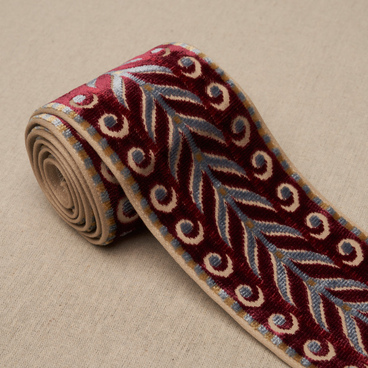 MARION-VELVET-TAPE-AUBERGINE-SCHUMACHER-77625 - Schumacher Recortar