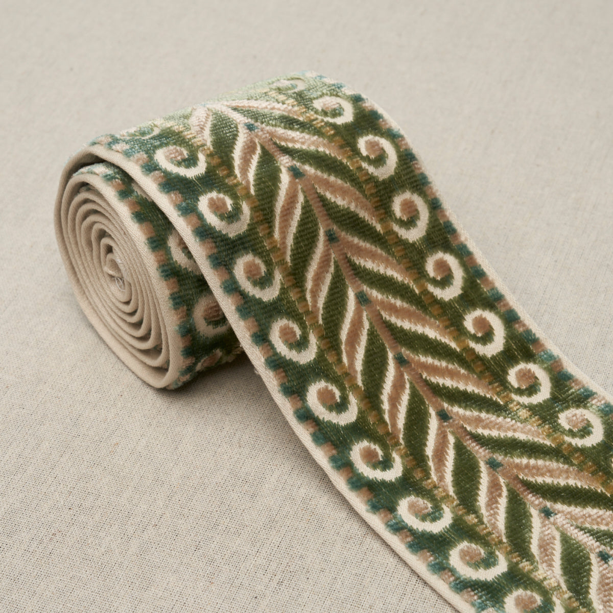 MARION-VELVET-TAPE-JADE-SCHUMACHER-77626 - Schumacher Recortar
