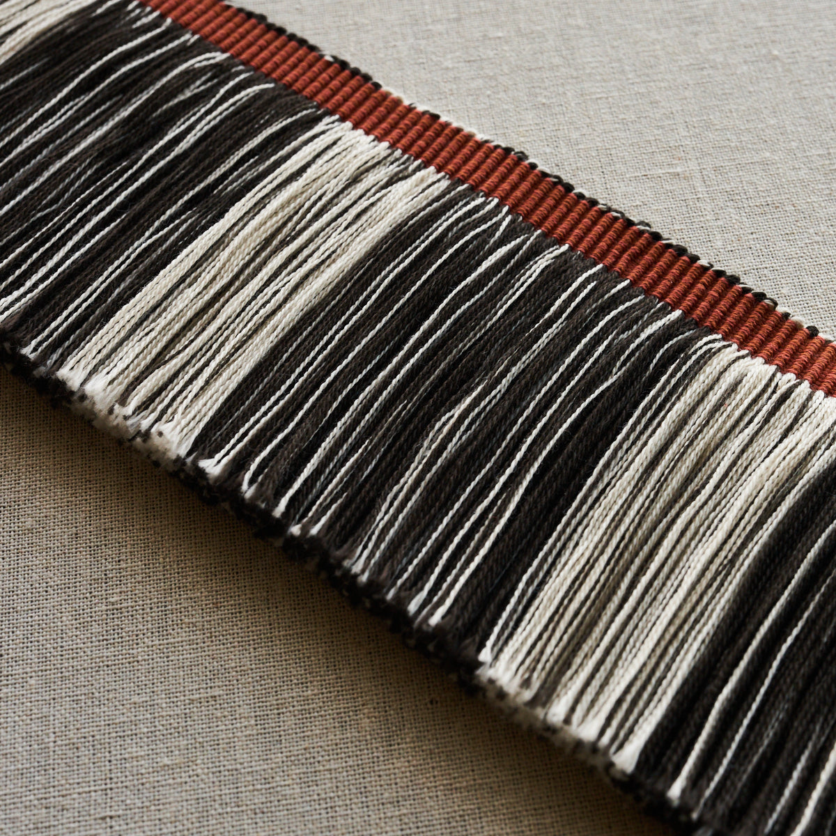 CALCADA-FRINGE-RUST-SCHUMACHER-78984 - Schumacher Recortar