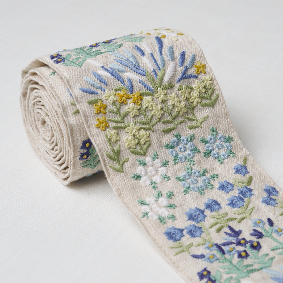 LULA-EMBROIDERED-TAPE-BLUE-SCHUMACHER-79313 - Schumacher Recortar